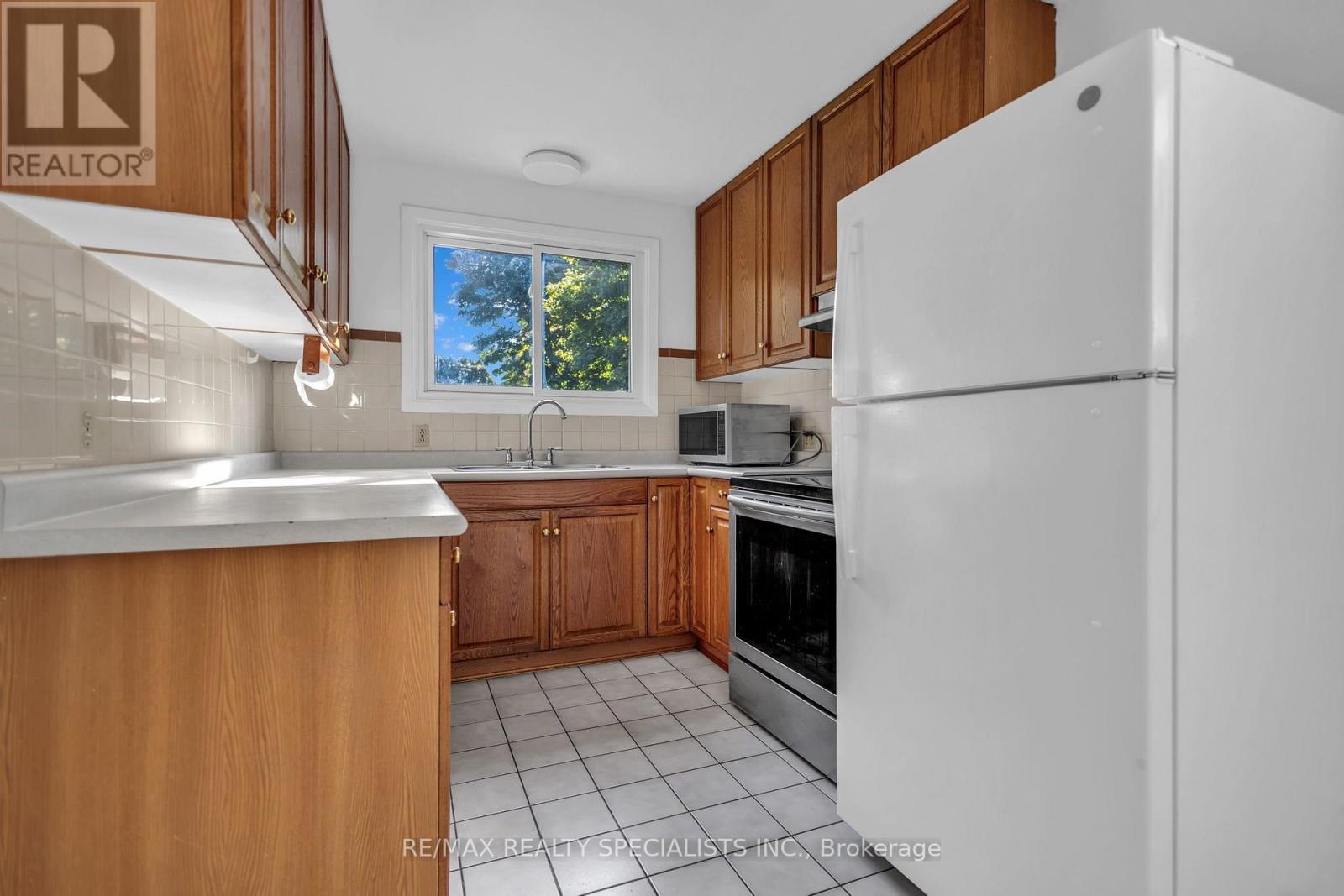 27 TOULON CRESCENT - 10