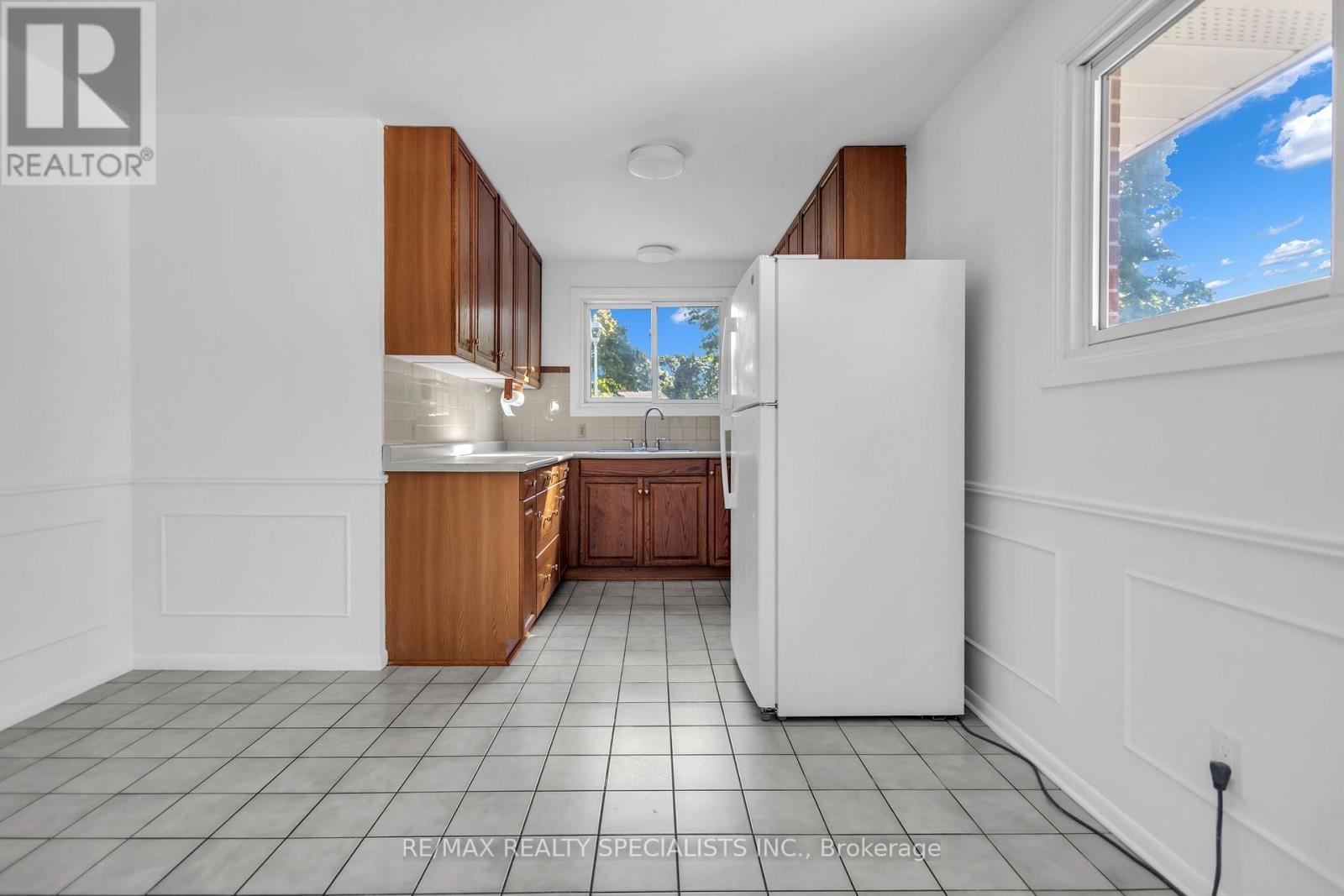 27 TOULON CRESCENT - 11