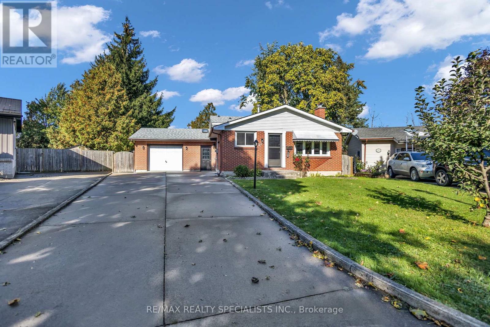 27 TOULON CRESCENT - 2