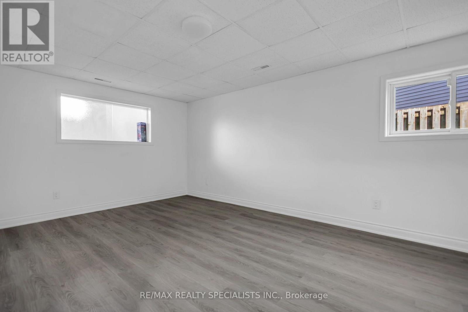 27 TOULON CRESCENT - 22