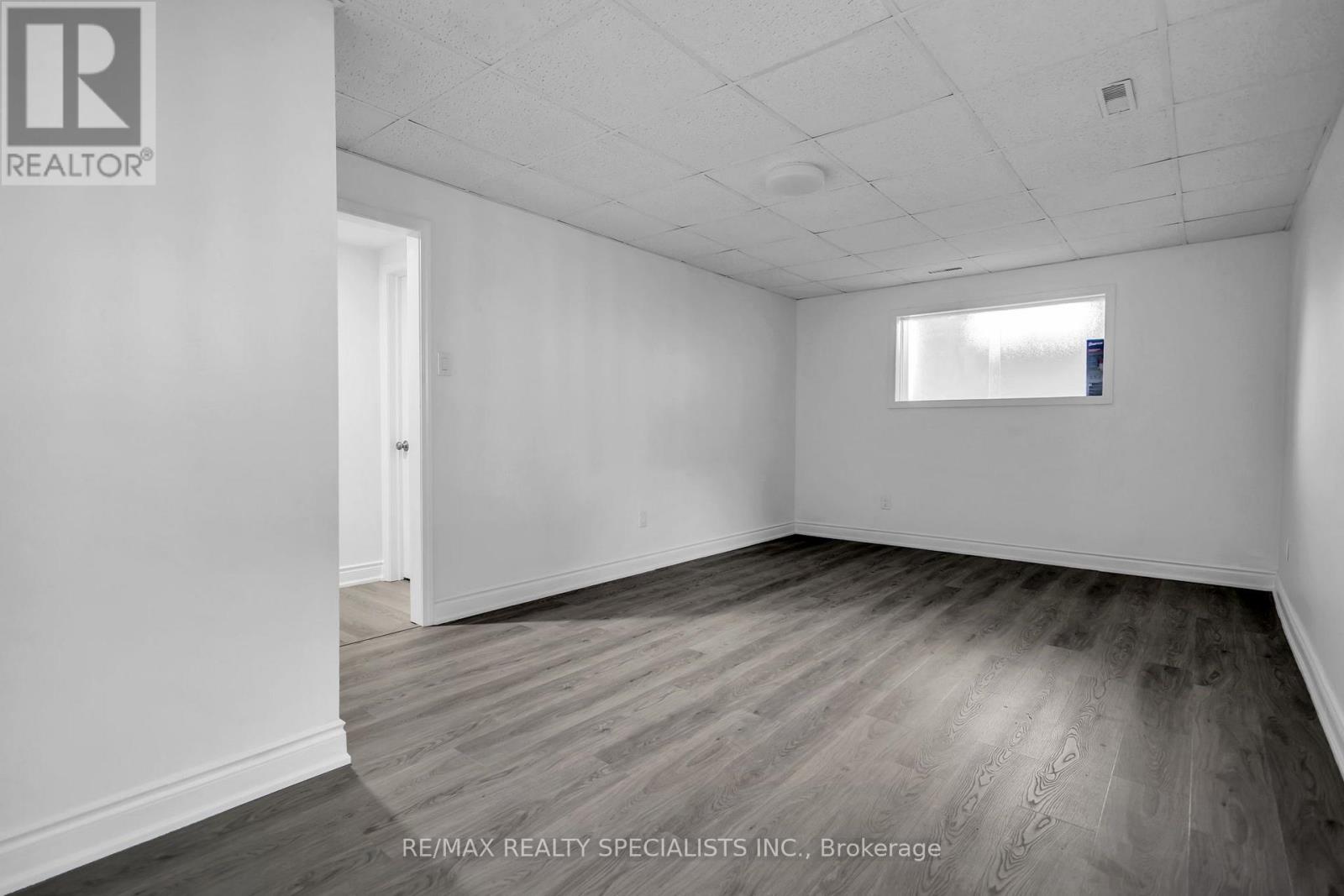 27 TOULON CRESCENT - 26