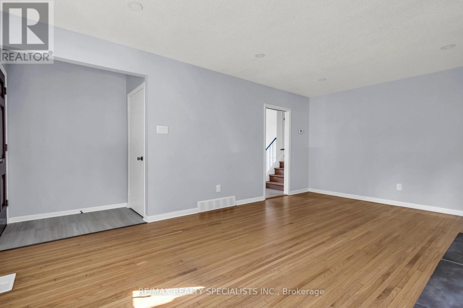 27 TOULON CRESCENT - 29