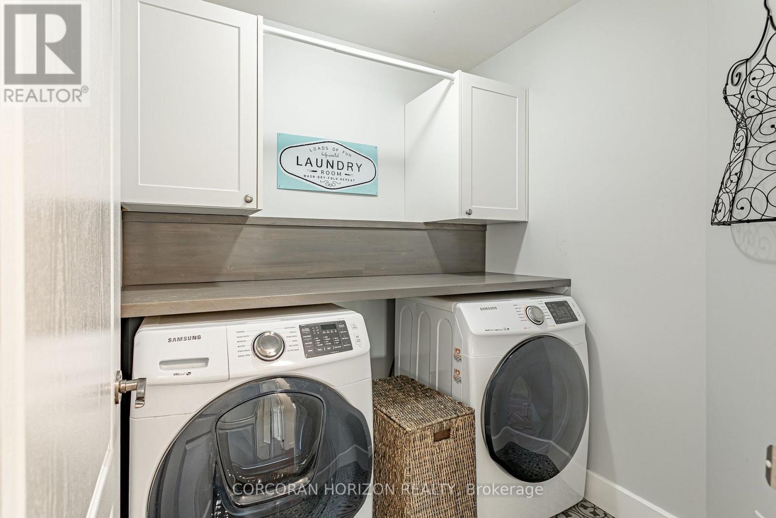 312 SCHOONER CRESCENT - 32