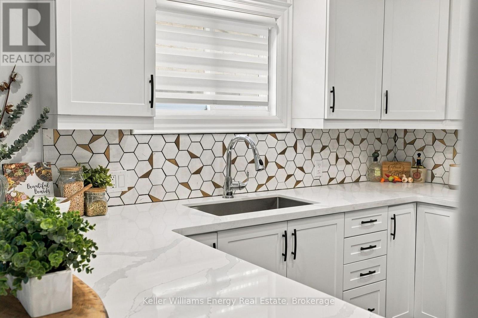 123 BARRIE AVENUE - 13