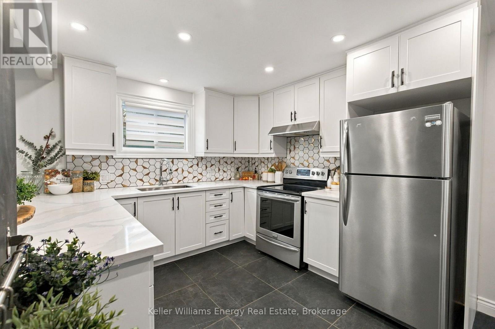 123 BARRIE AVENUE - 14