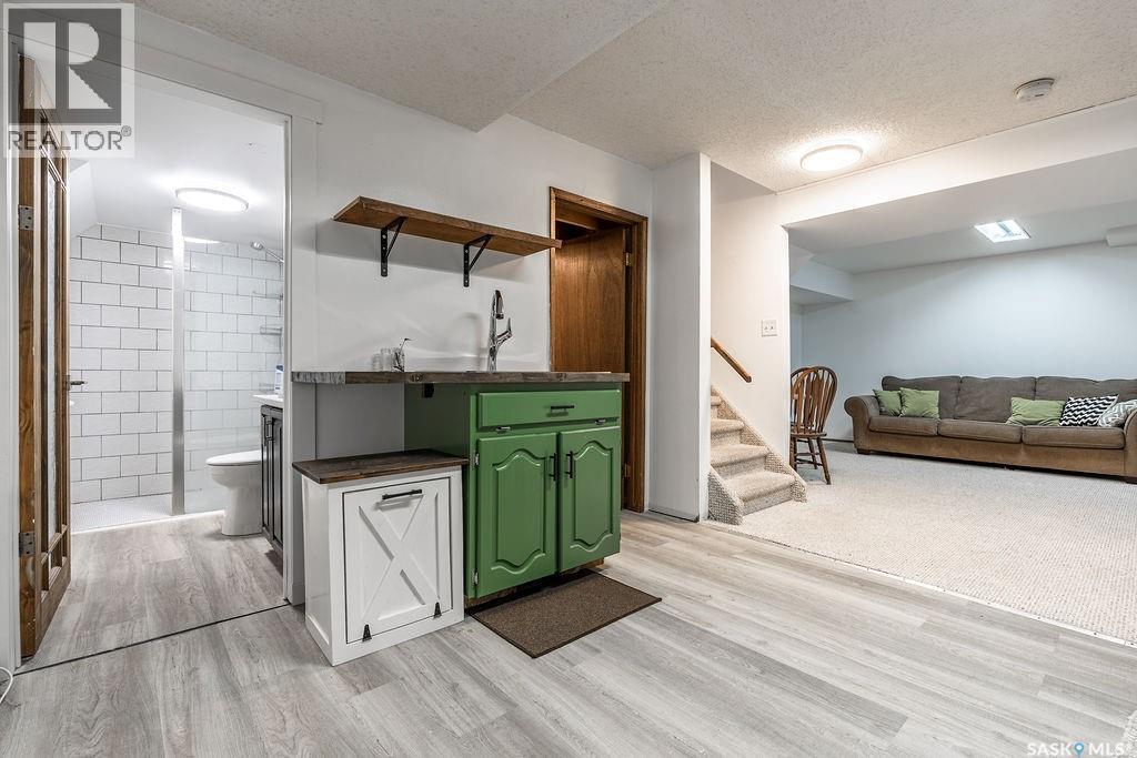 258 AE Adams CRESCENT - 40
