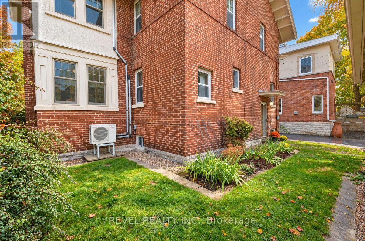 204 Clemow Avenue — photo 49