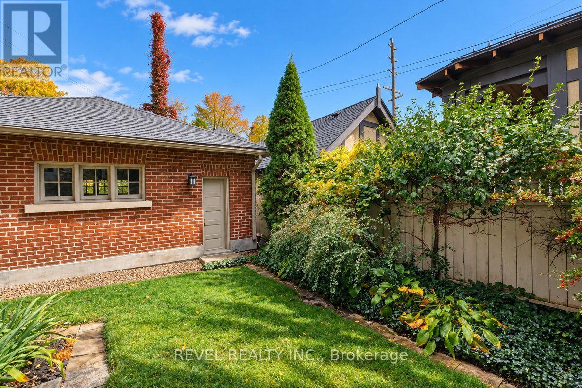 204 Clemow Avenue — photo 50