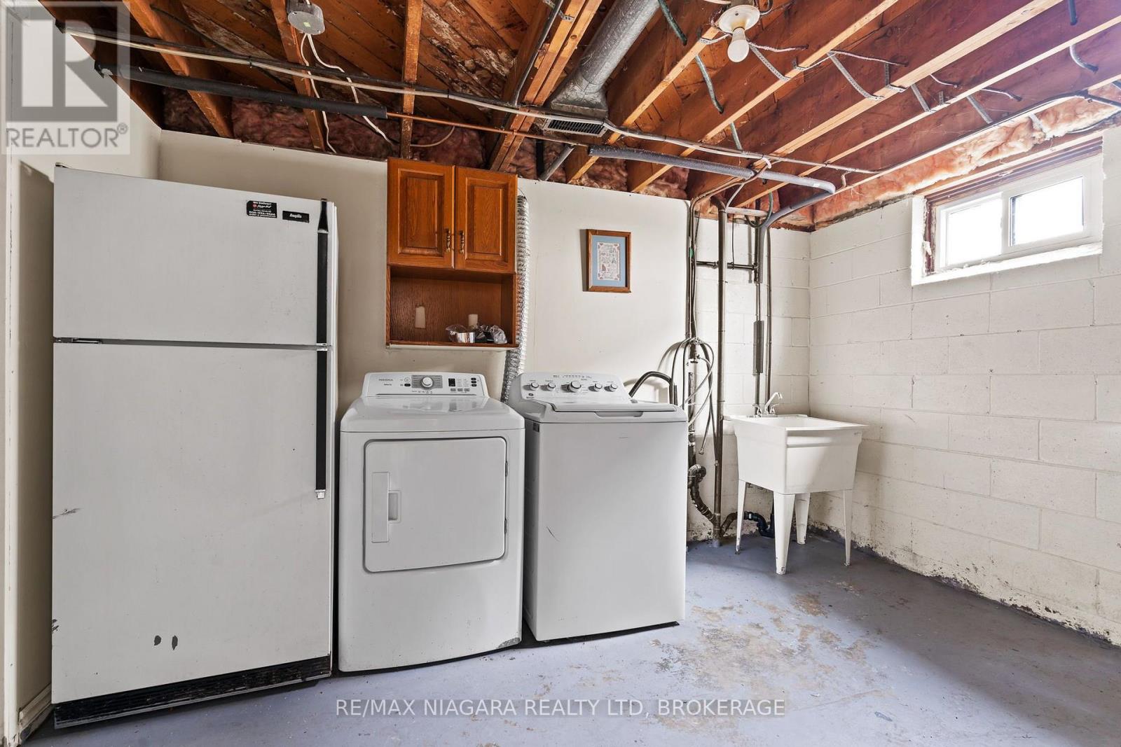 241 Bertie Street — photo 16