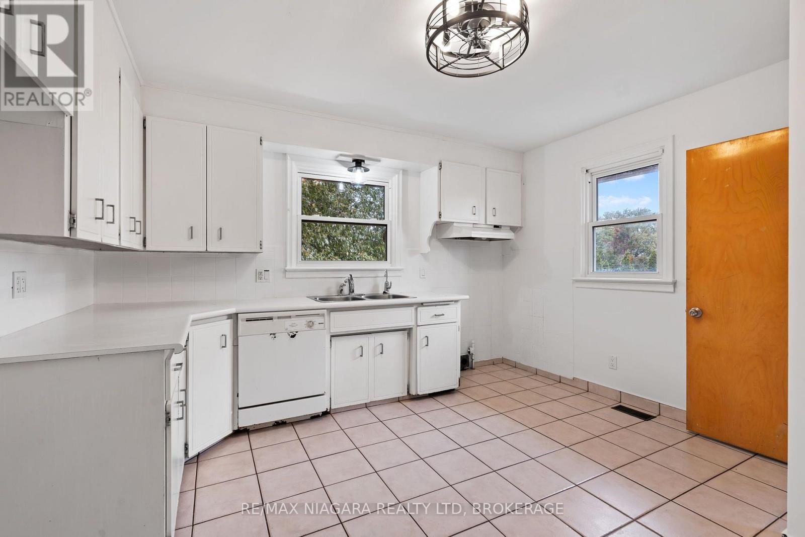 241 Bertie Street — photo 8