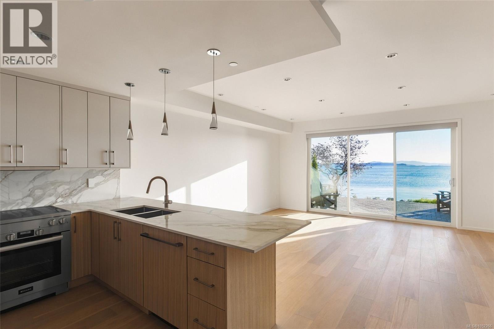 #2 2525 Rothesay Ave - 2