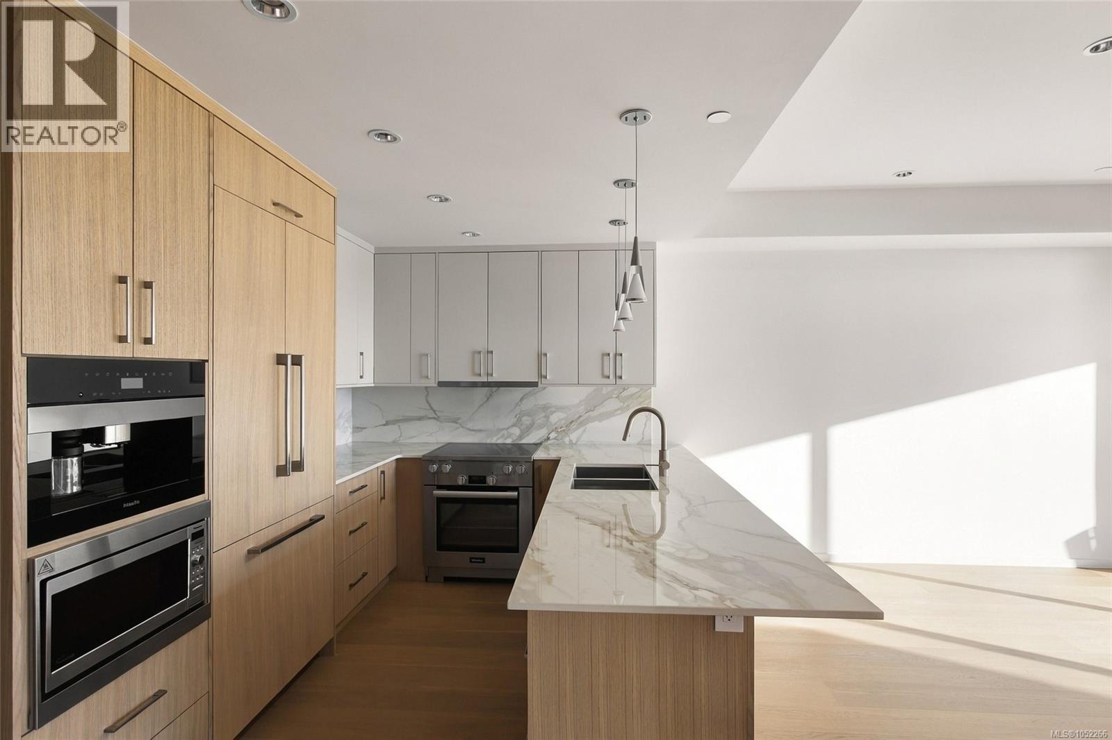 #2 2525 Rothesay Ave - 6