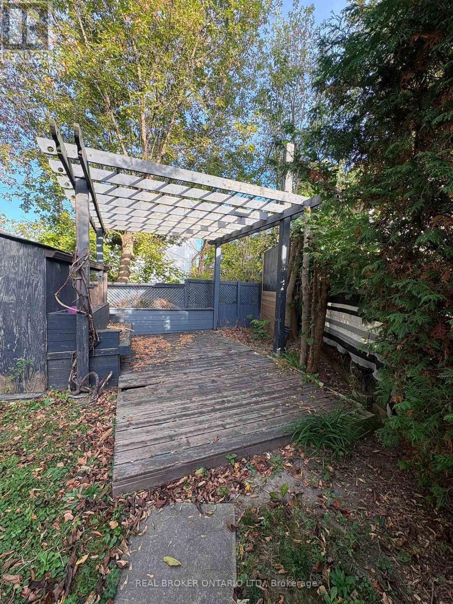 988 Cosburn Avenue — photo 14