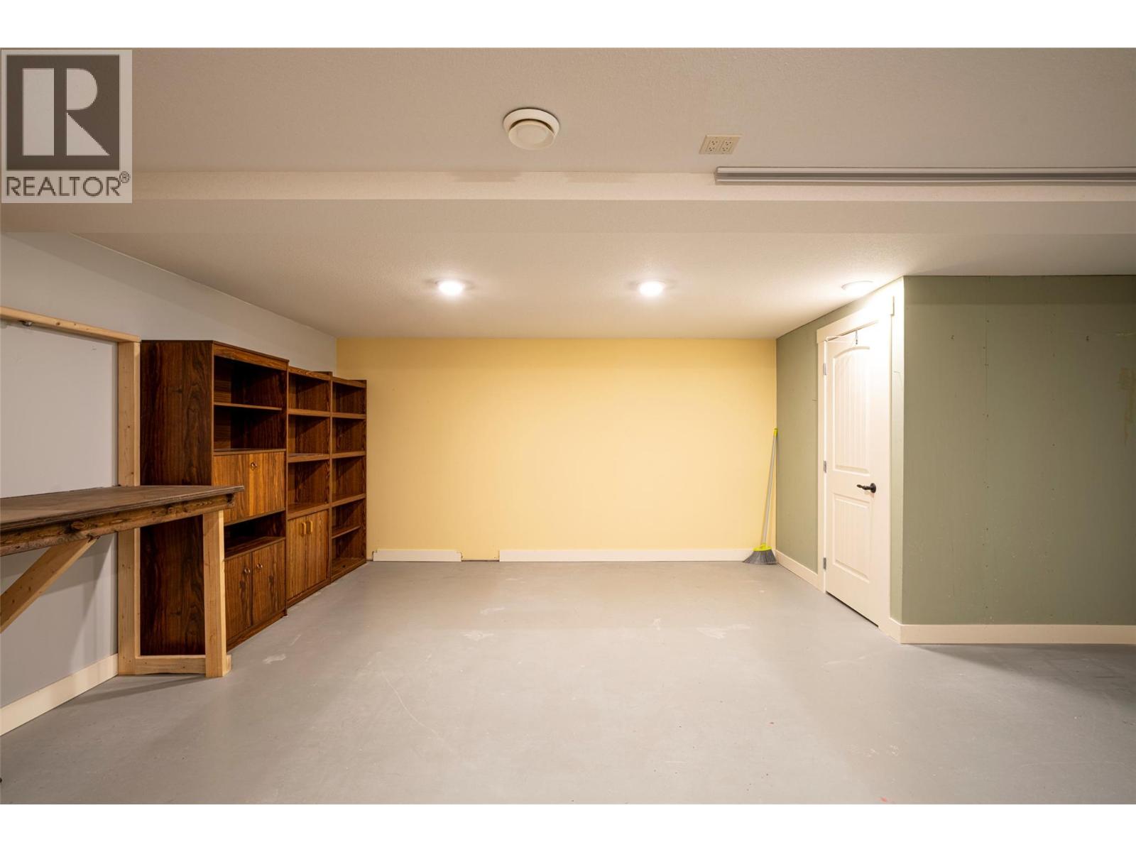 #32 2444 York Avenue - 52
