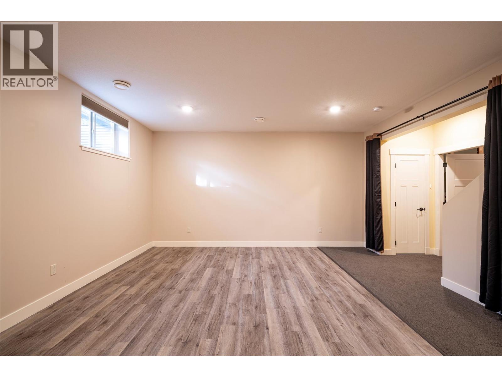 #32 2444 York Avenue - 39