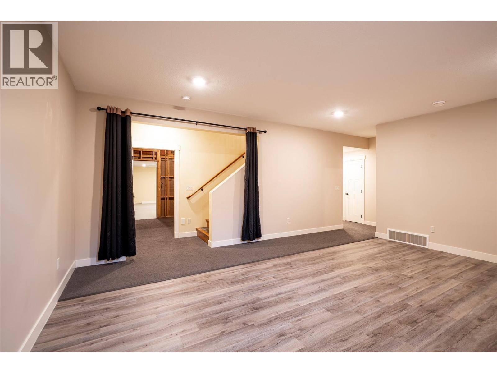 #32 2444 York Avenue - 41