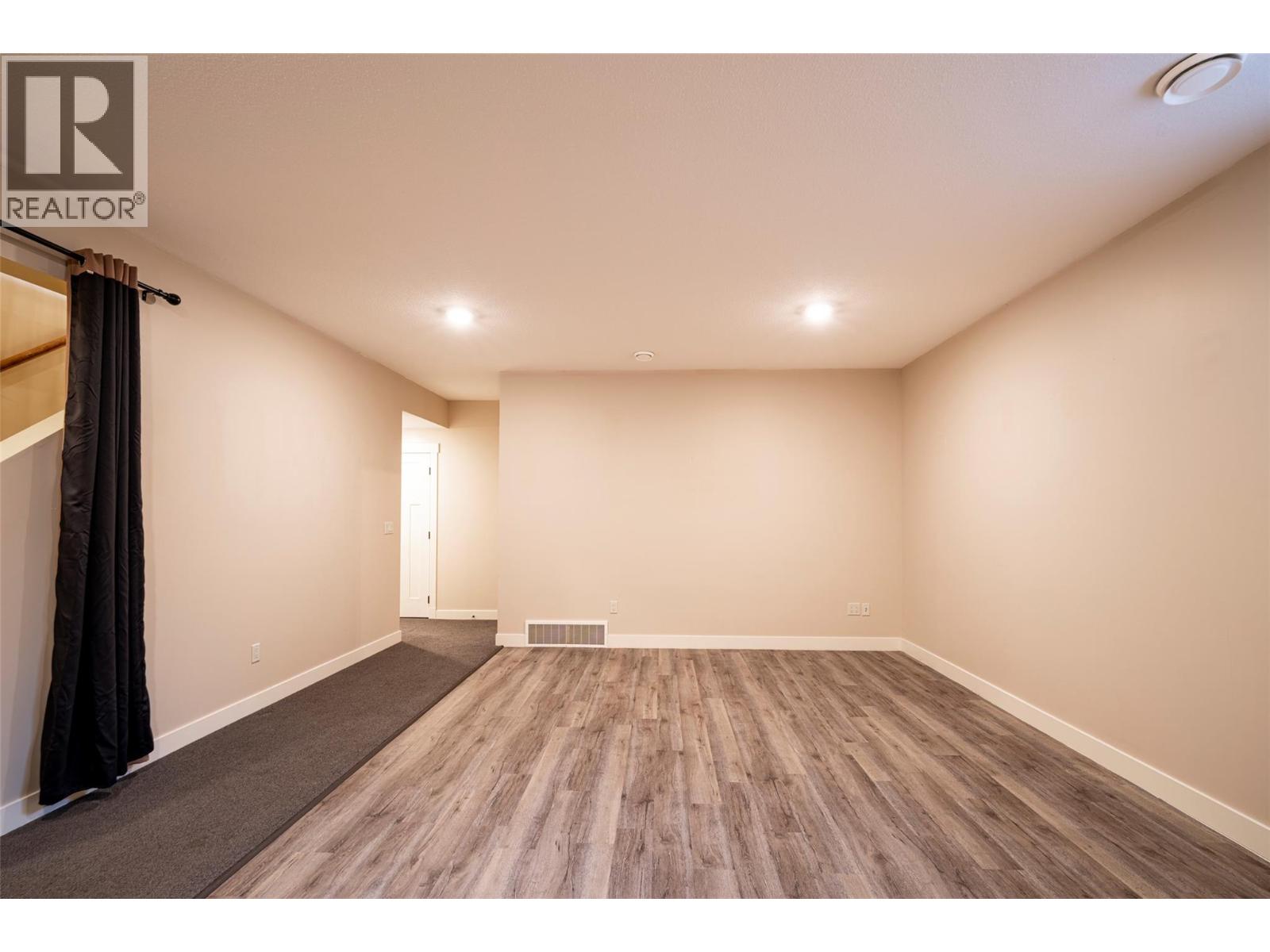 #32 2444 York Avenue - 40