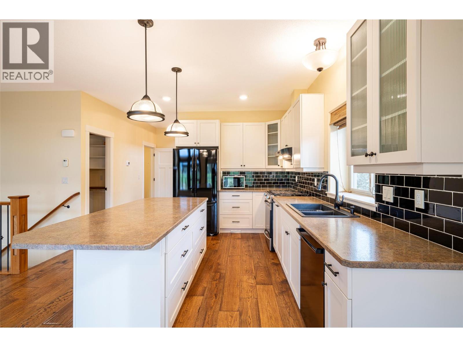 #32 2444 York Avenue - 18