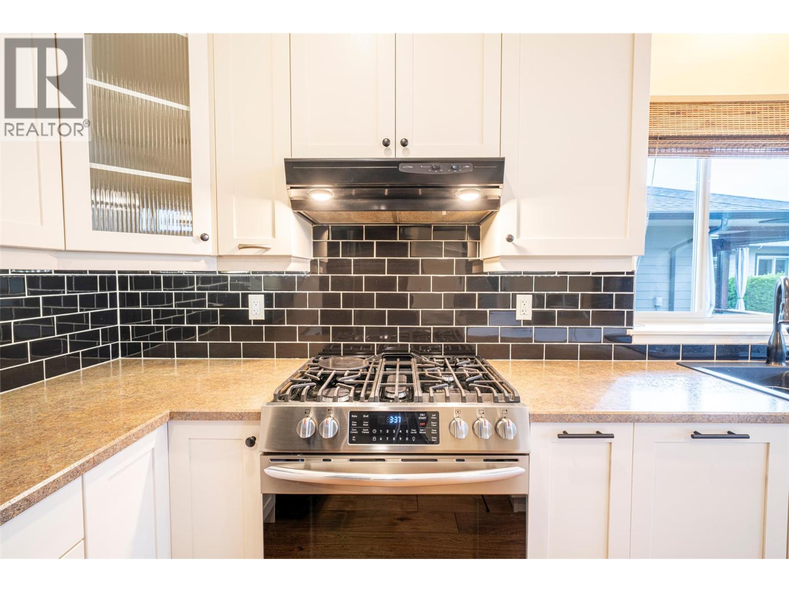#32 2444 York Avenue - 21