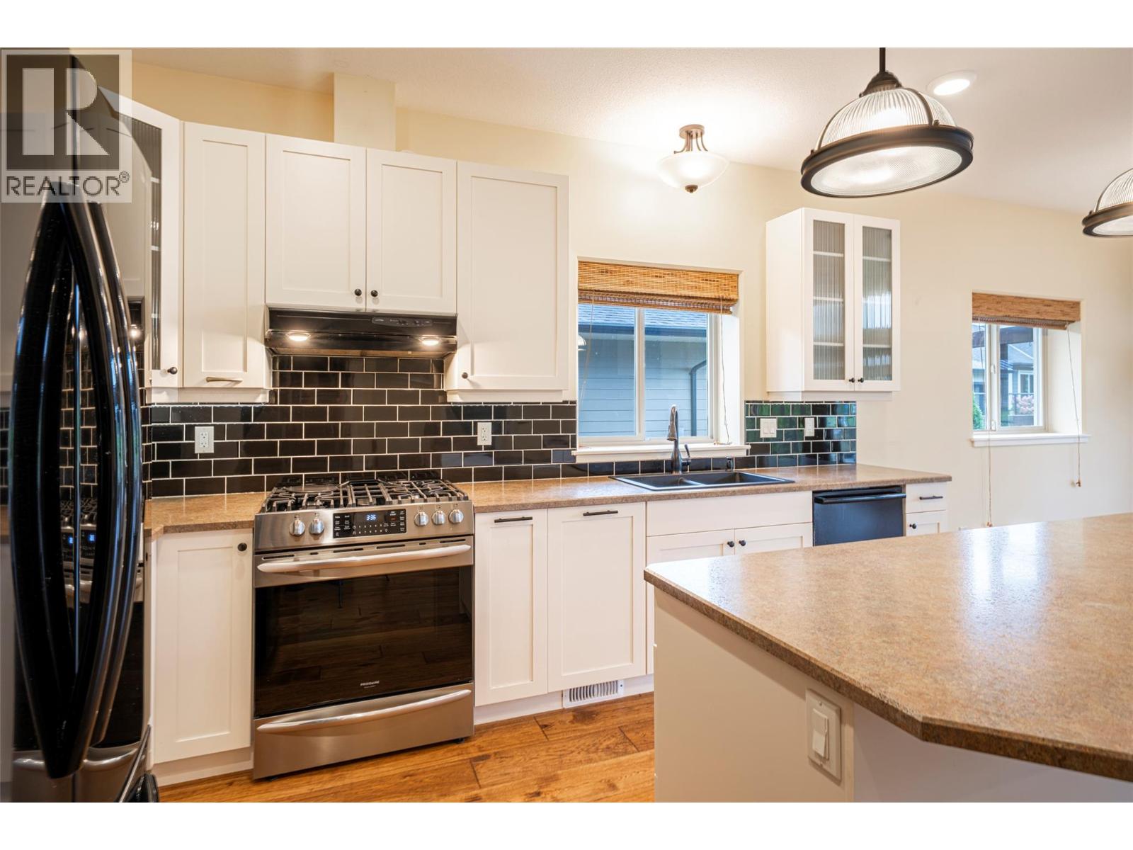 #32 2444 York Avenue - 20