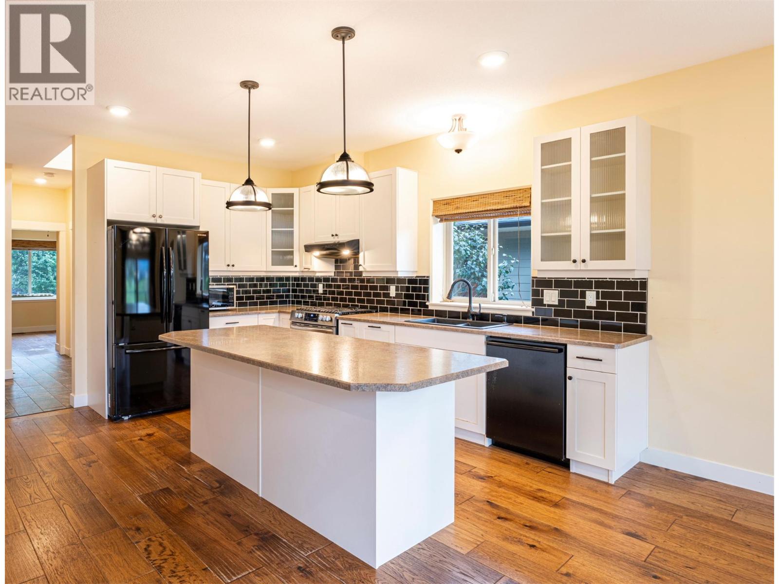 #32 2444 York Avenue - 16