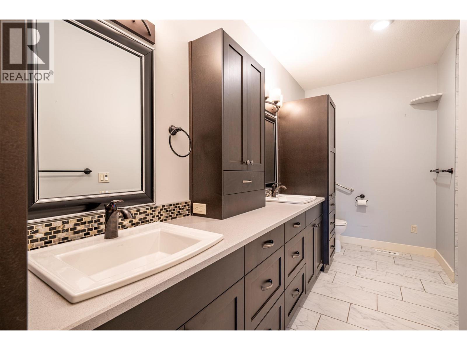 #32 2444 York Avenue - 29
