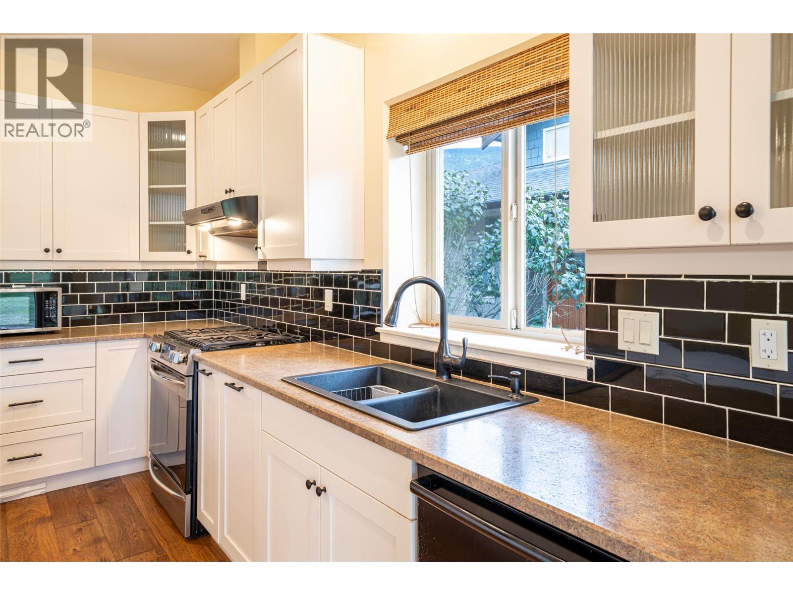 #32 2444 York Avenue - 19