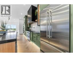 5pc Bathroom - 2220 8 Street Ne, Calgary, AB T2M1S4 Photo 8