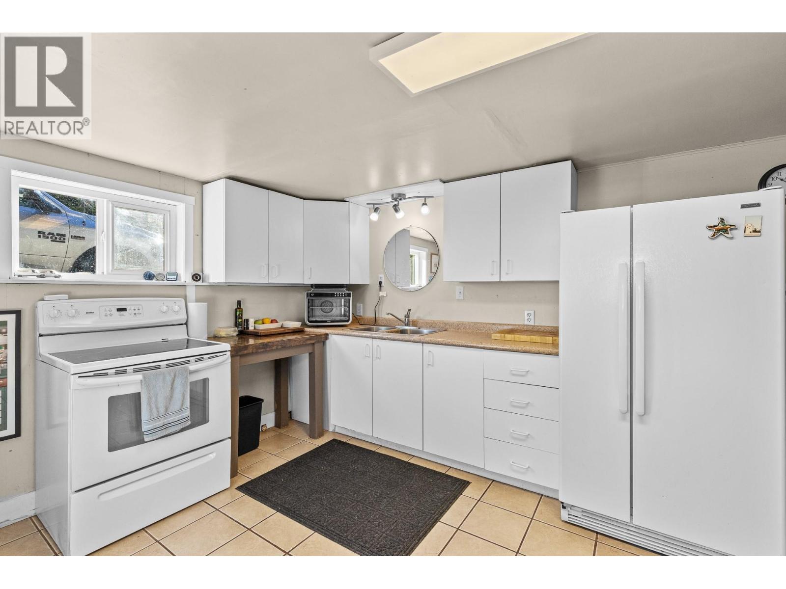  1210 Centennial Crescent, Kelowna