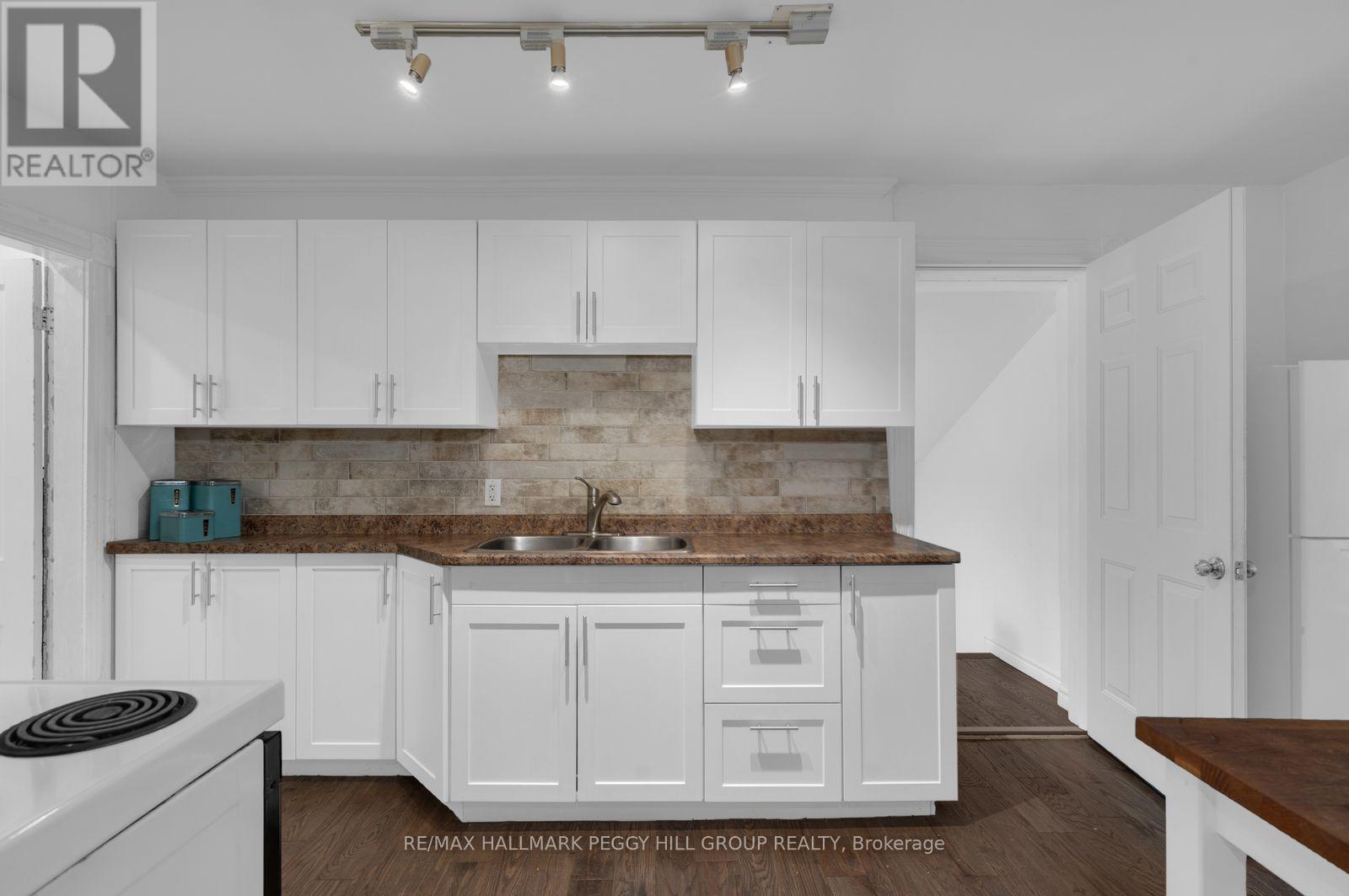 11 Frances Street North, Barrie, ON photo 3