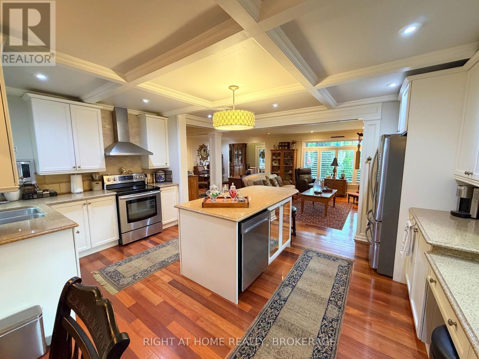 4108 Queen Victoria Street — photo 11