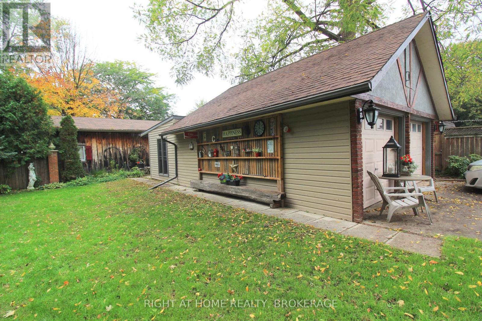 4108 Queen Victoria Street — photo 32