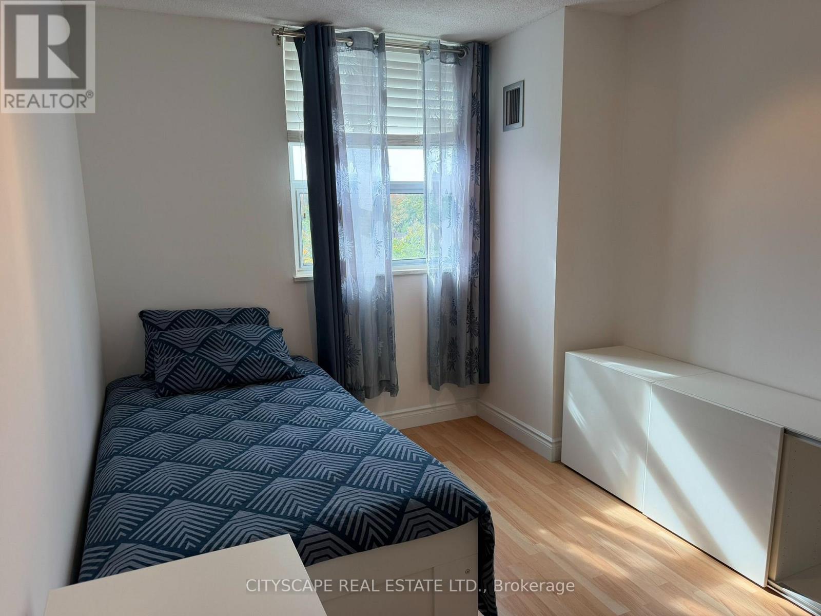 355 Rathburn Road East — photo 32