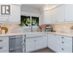 3721 Craigmillar Ave, Saanich, BC V8P3H2 Photo 22