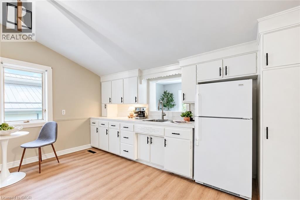 90 JOHN Street E - 23