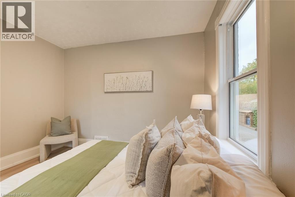 90 JOHN Street E - 5