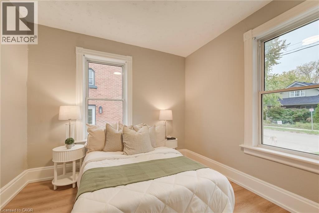90 JOHN Street E - 4
