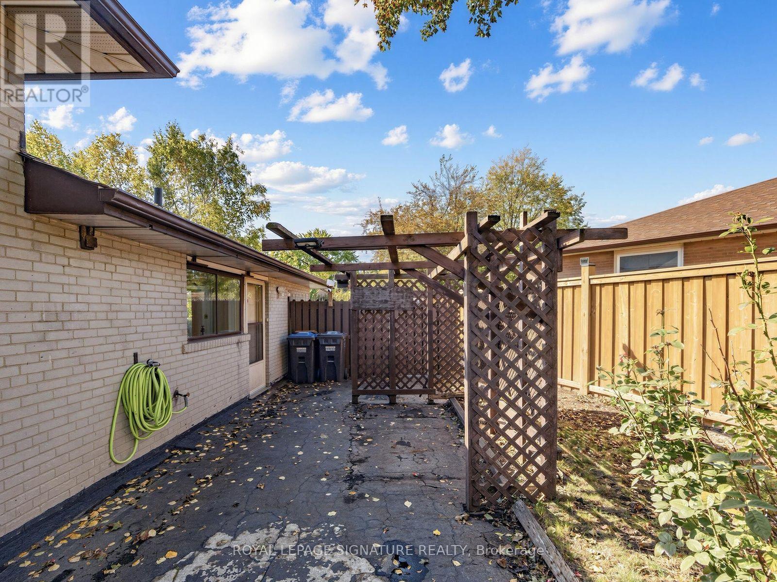 11 Albion Crescent — photo 33