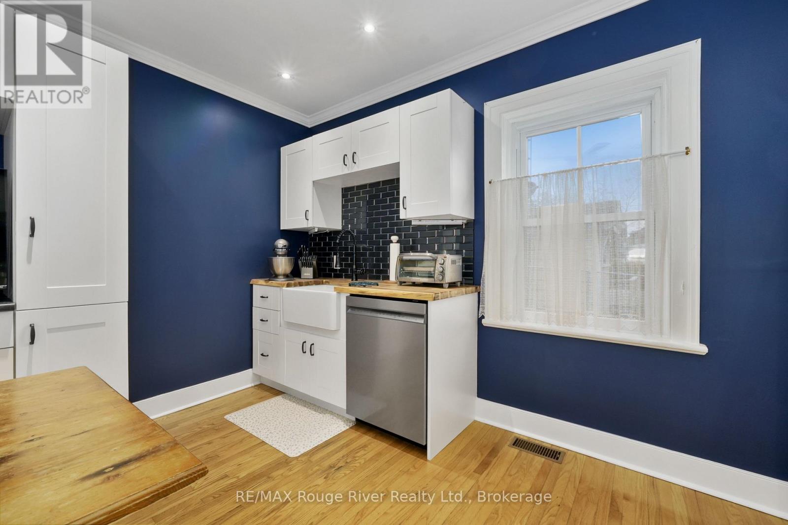27 BUCK STREET - 16