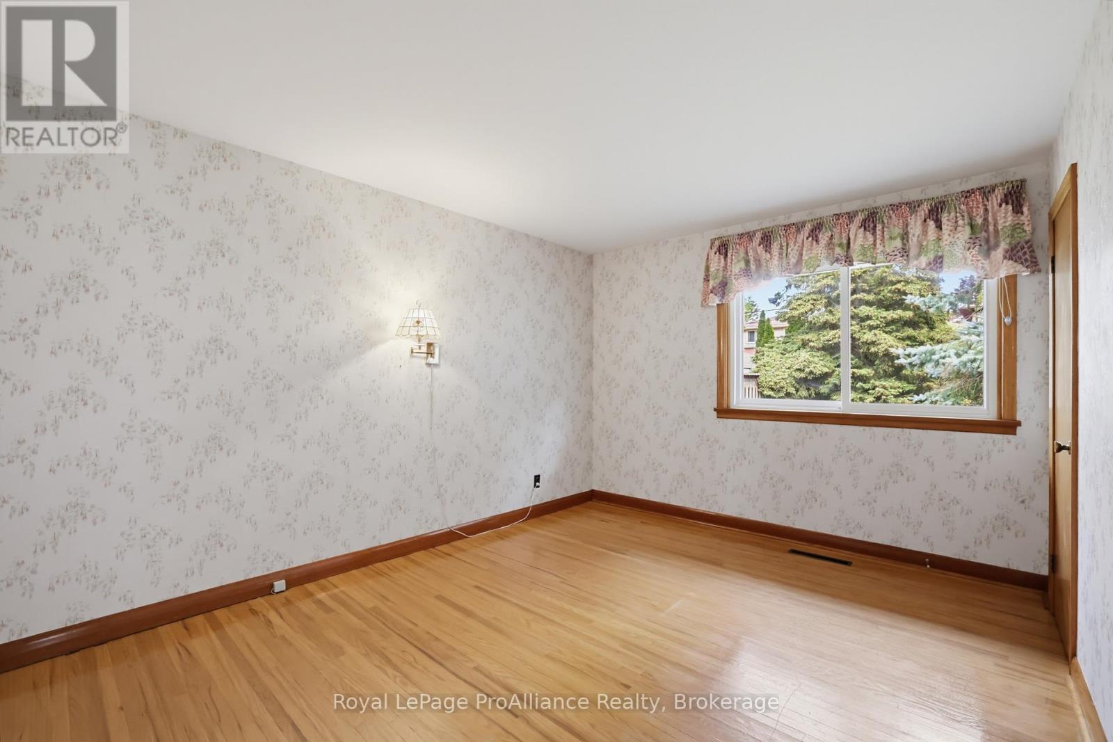 64 ELIZABETH CRESCENT - 10