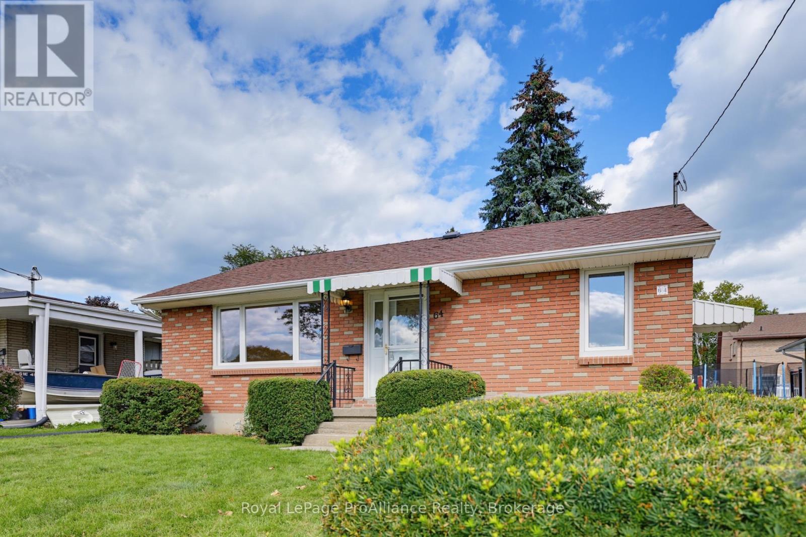 64 ELIZABETH CRESCENT - 3