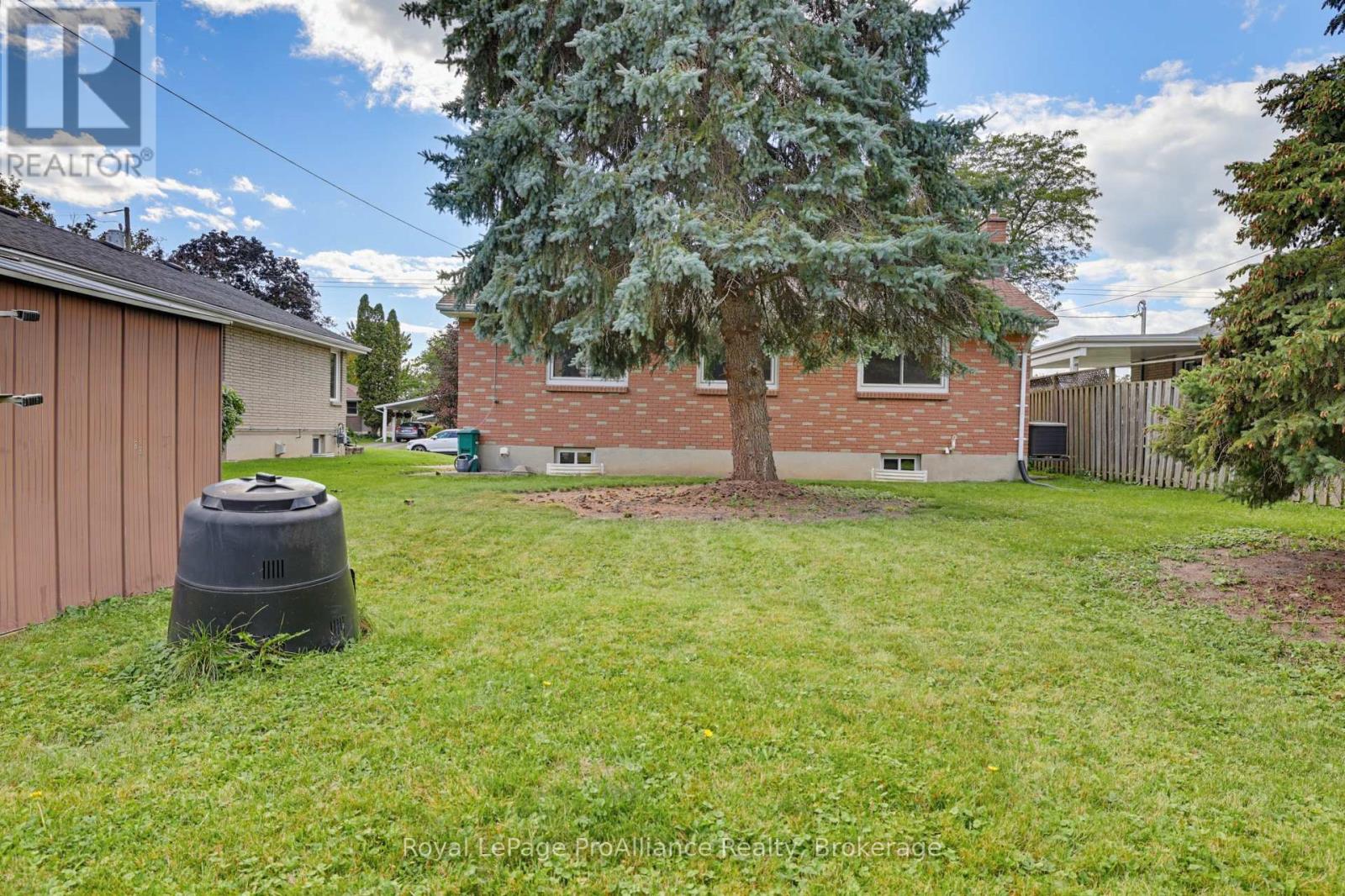 64 ELIZABETH CRESCENT - 35