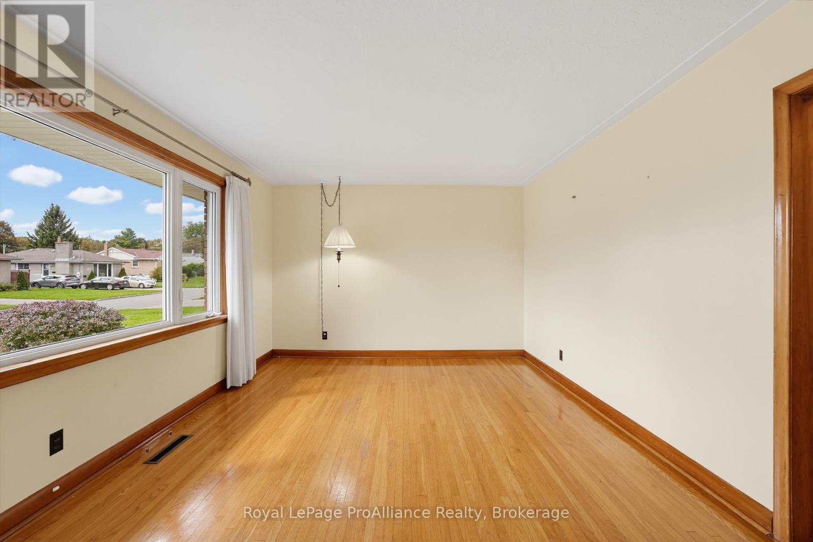 64 Elizabeth Crescent, Belleville, ON photo 6