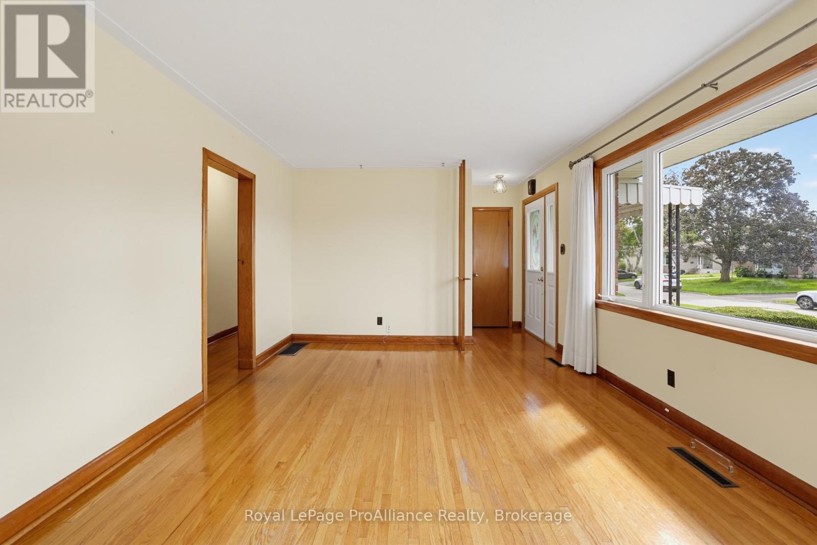 64 ELIZABETH CRESCENT - 8