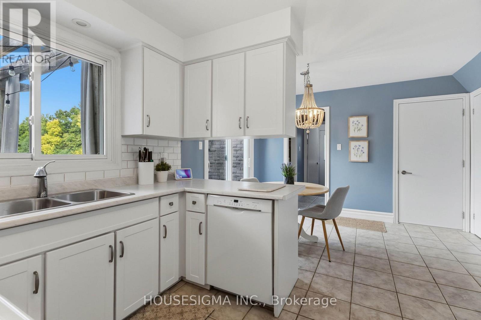 711 BUTLER AVENUE - 16