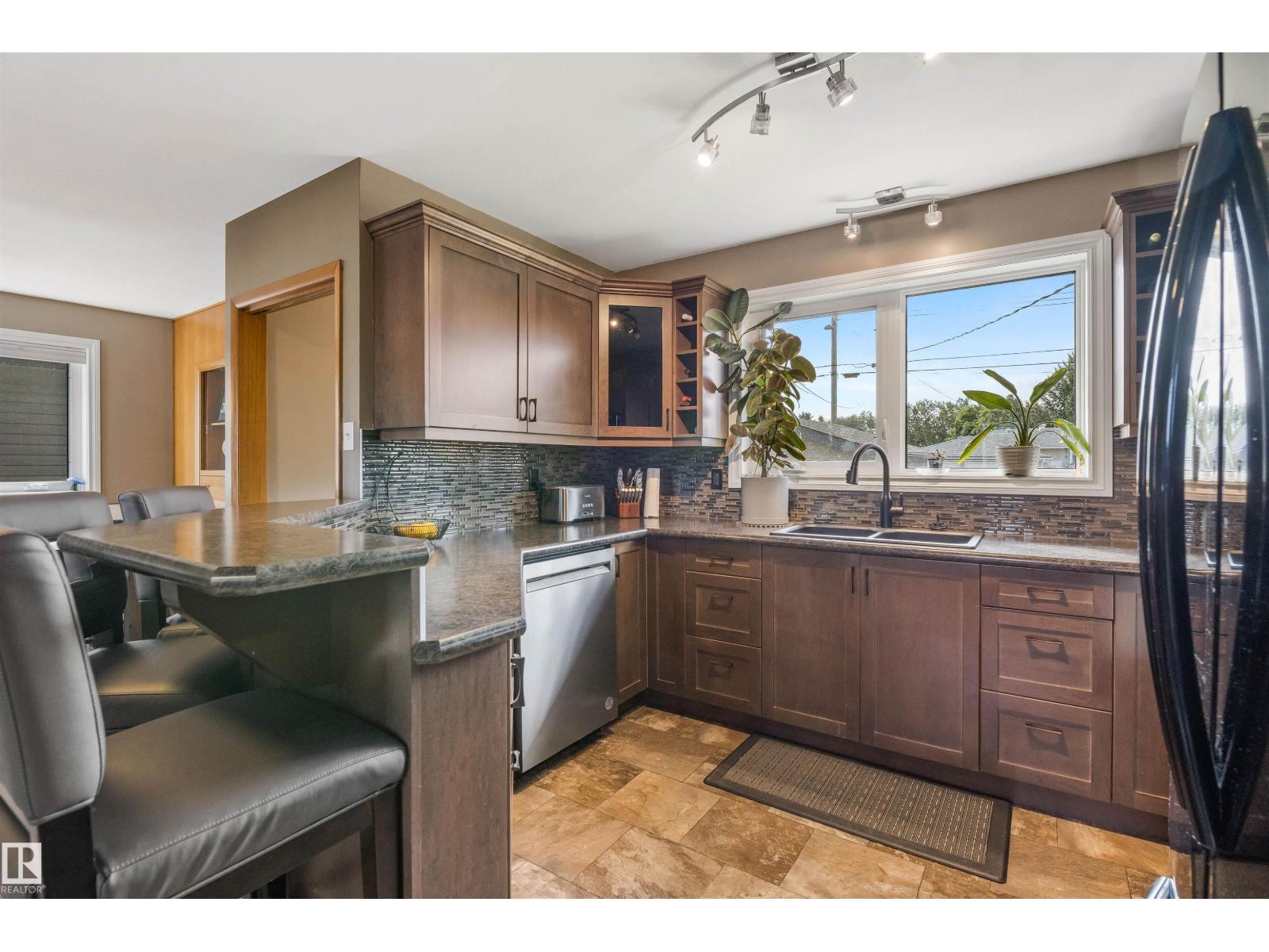 6207 85 AV NW - 11