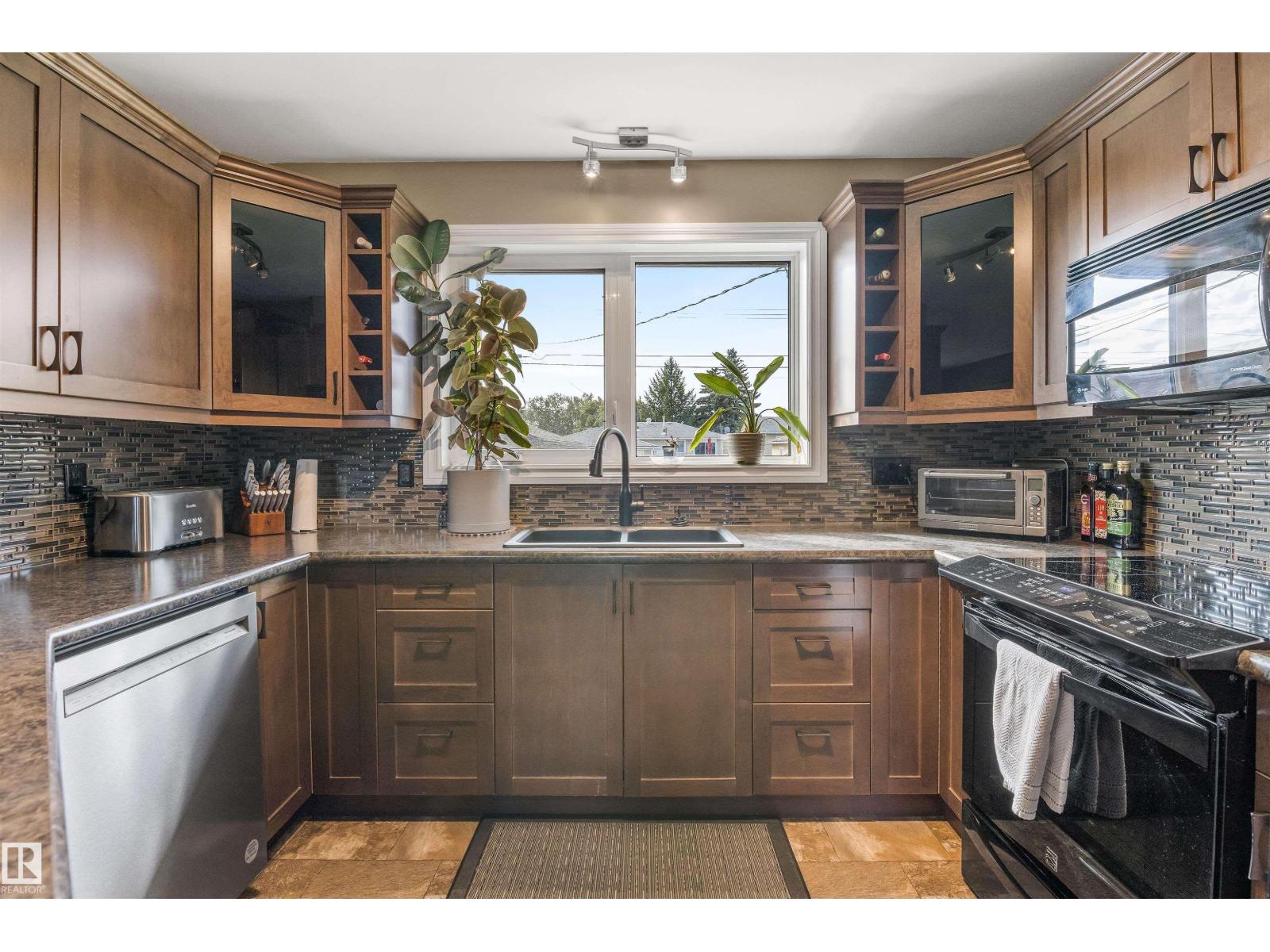 6207 85 AV NW - 12