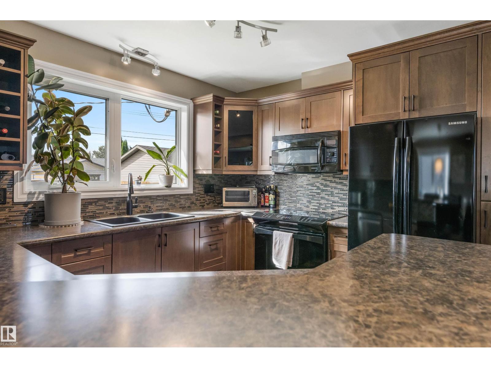6207 85 AV NW - 13