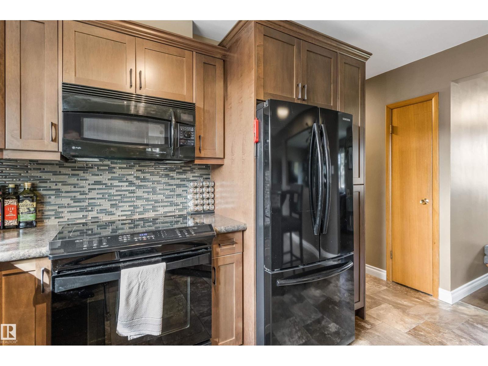 6207 85 AV NW - 14