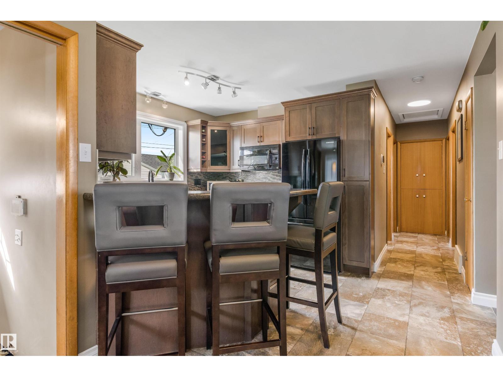 6207 85 AV NW - 15